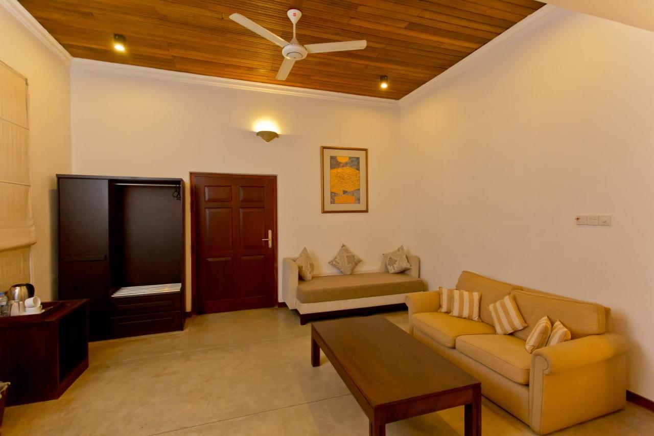 Swanee Grand Hotel Negombo Exterior foto