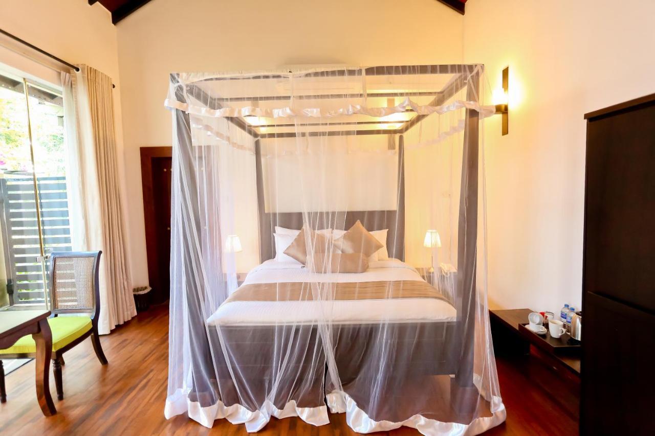 Swanee Grand Hotel Negombo Exterior foto