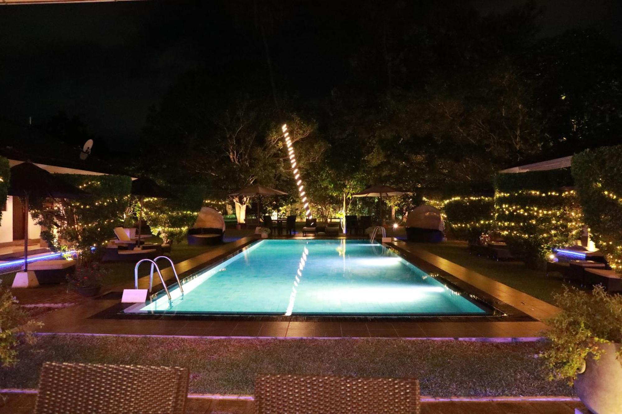Swanee Grand Hotel Negombo Exterior foto